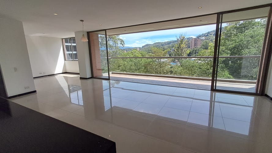 Apartamento de 2 alcobas en arriendo en Altos Del Poblado, Medellín, 145 m² · foto 5 de 16