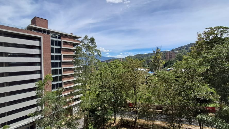 Apartamento de 2 alcobas en arriendo en Altos Del Poblado, Medellín, 145 m² · foto 6 de 16