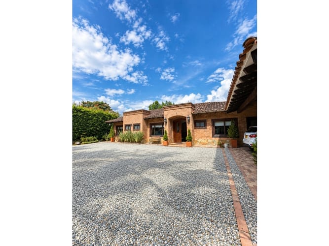 Casa de 5 alcobas en venta en Llano Grande, Rionegro, 318 m² · foto 2 de 20