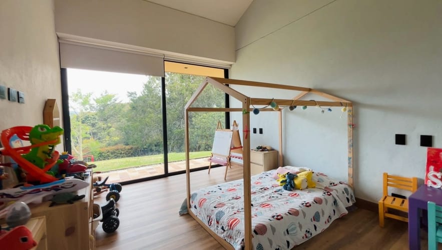 Casa de 5 alcobas en venta en Guamito, La Ceja, 495 m² · foto 2 de 24