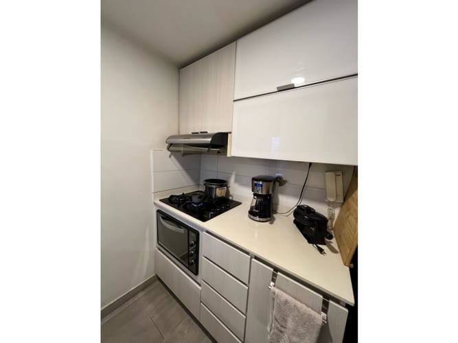 Apartamento de 2 alcobas en venta en Loma De Los Bernal, Medellín, 70 m² · foto 2 de 24