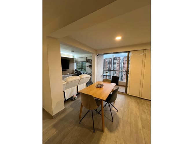 Apartamento de 2 alcobas en venta en Loma De Los Bernal, Medellín, 70 m² · foto 4 de 24