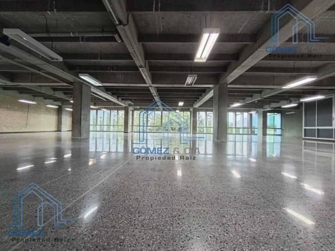 Oficina en arriendo en El Poblado, Medellín, 596 m² · foto 2 de 7