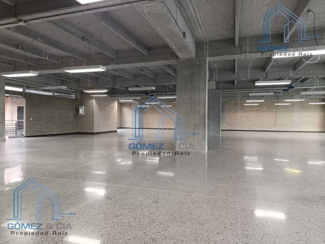 Oficina en arriendo en El Poblado, Medellín, 596 m² · foto 3 de 7