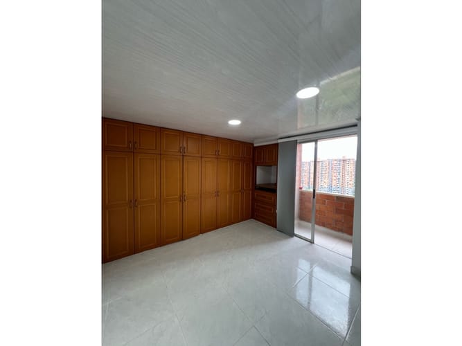 Apartamento de 3 alcobas en venta en Loma De Los Bernal, Medellín, 72 m² · foto 3 de 13