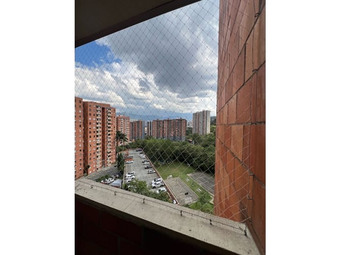 Apartamento de 3 alcobas en venta en Loma De Los Bernal, Medellín, 72 m² · foto 4 de 13