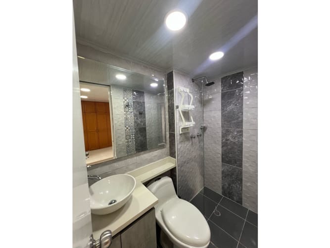 Apartamento de 3 alcobas en venta en Loma De Los Bernal, Medellín, 72 m² · foto 5 de 13
