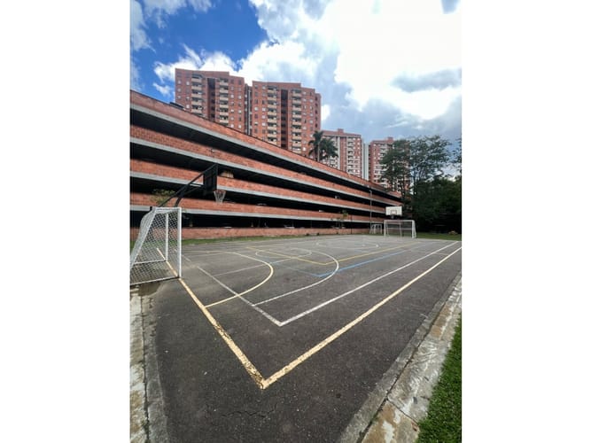 Apartamento de 3 alcobas en venta en Loma De Los Bernal, Medellín, 72 m² · foto 8 de 13
