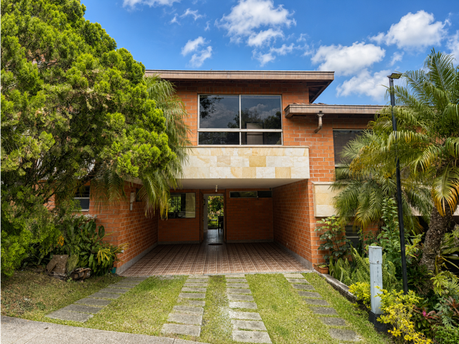 Casa de 3 alcobas en venta en Loma El Atravesado, Envigado, 240 m² · foto 2 de 24