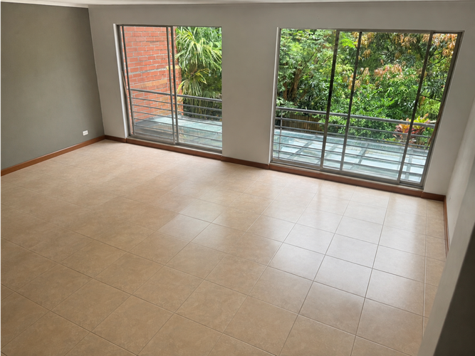 Casa de 3 alcobas en venta en Loma El Atravesado, Envigado, 240 m² · foto 3 de 24