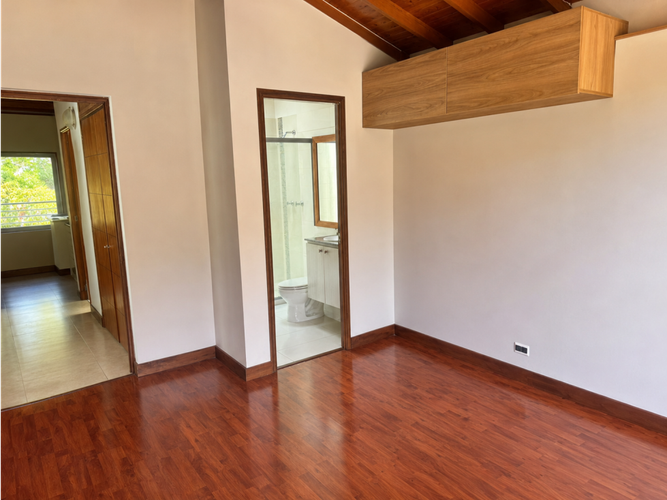 Casa de 3 alcobas en venta en Loma El Atravesado, Envigado, 240 m² · foto 18 de 24