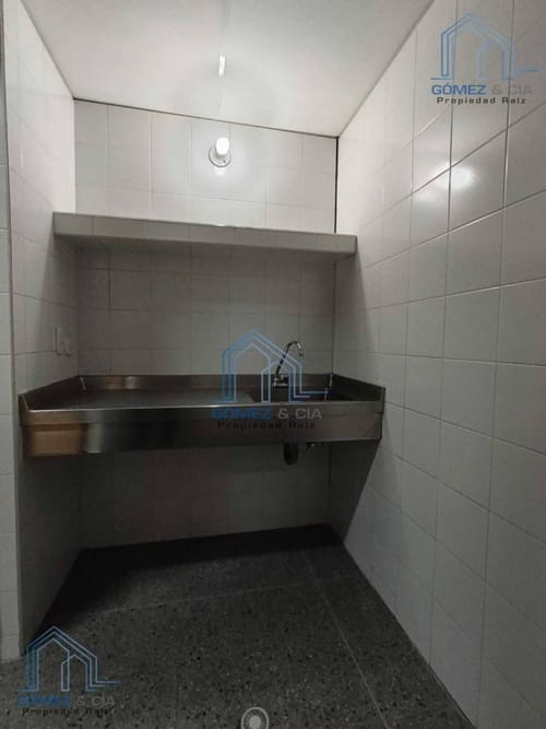 Oficina en arriendo en El Poblado, Medellín, 176 m² · foto 5 de 10
