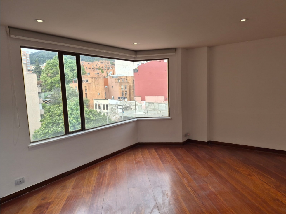 Apartamento en venta en Los Rosales, Bogotá · foto 3 de 13