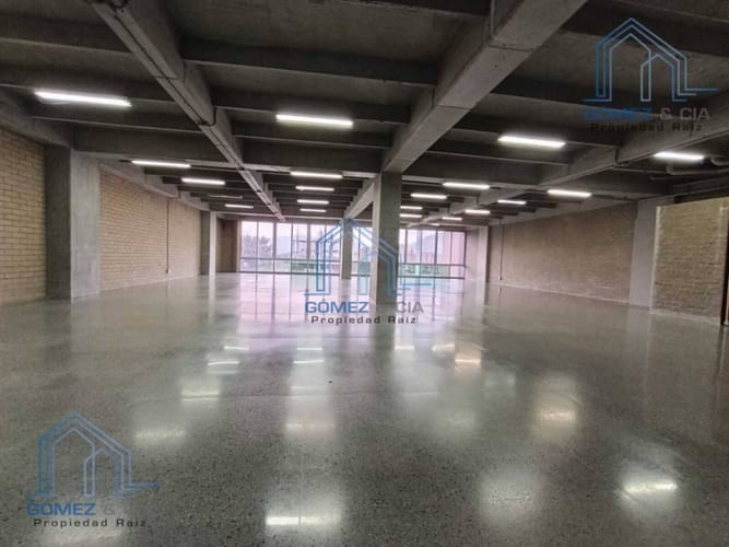 Oficina en arriendo en El Poblado, Medellín, 350 m² · foto 2 de 8