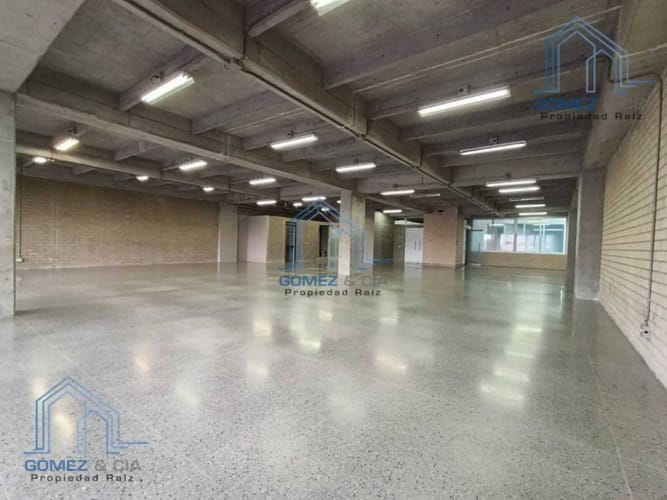 Oficina en arriendo en El Poblado, Medellín, 350 m² · foto 3 de 8