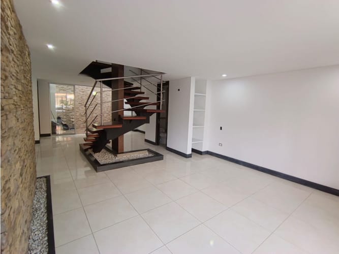 Casa de 4 alcobas en venta en Serrezuela, Pereira, 180 m² · foto 2 de 18