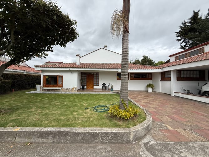 Casa de 4 alcobas en venta en San Jose De Bavaria, Bogotá, 214 m² · foto 1 de 24