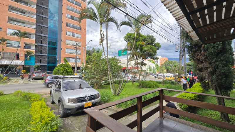 Casa en arriendo en La Castellana, Medellín · foto 2 de 17