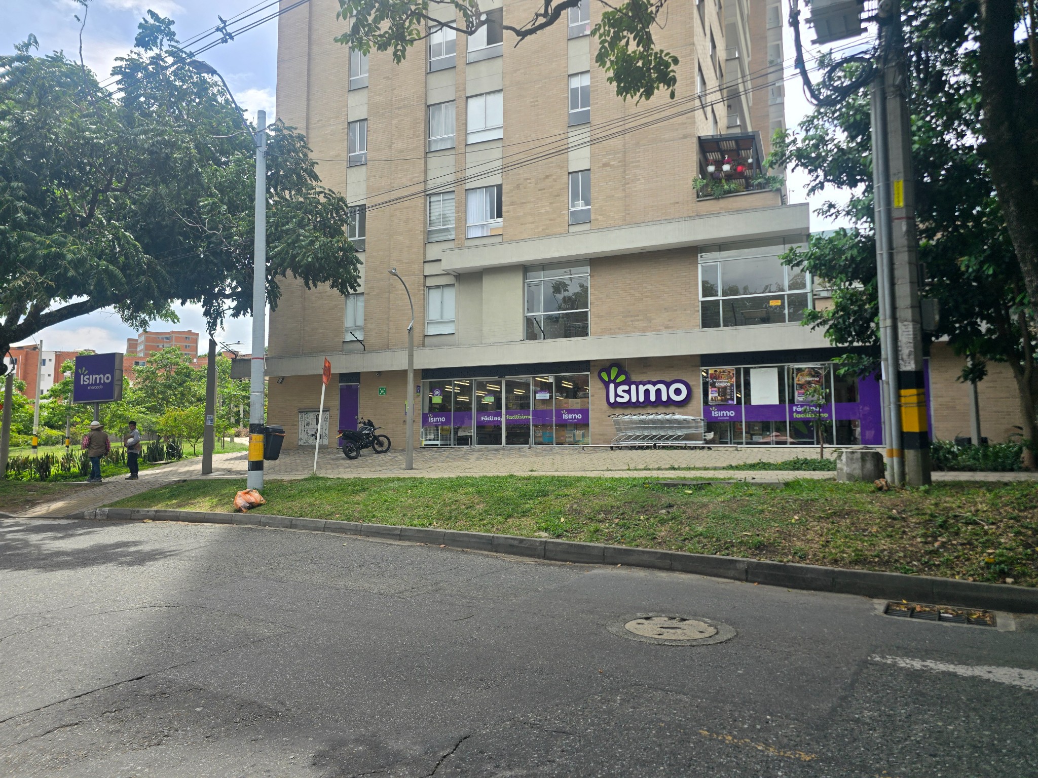 1BR Commercial Space in Camparola (280 m²) for Sale
