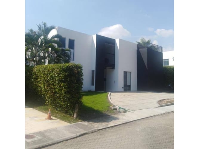 Casa de 5 alcobas en venta en Manuel Del Sur, Girardot, 794 m² · foto 2 de 15