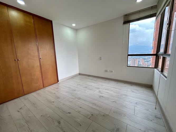 Apartamento de 2 alcobas en venta en El Poblado, Medellín, 84 m² · foto 10 de 11
