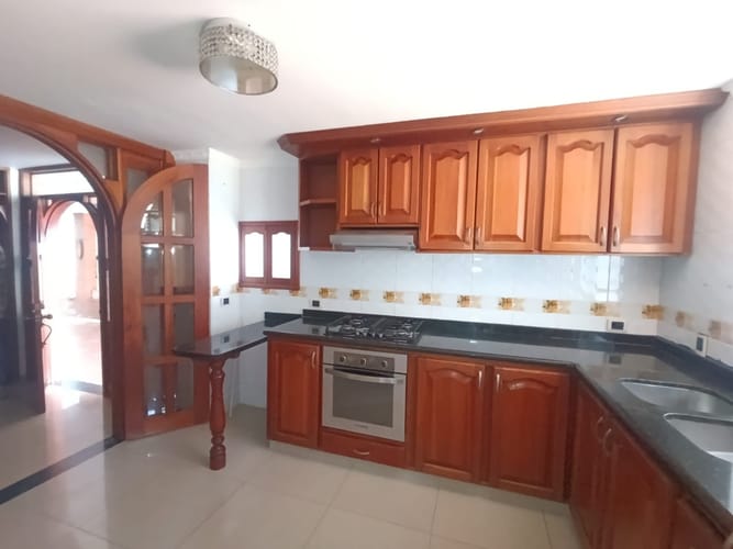 Casa de 5 alcobas en venta en Buenavista, Ibagué, 350 m² · foto 3 de 24