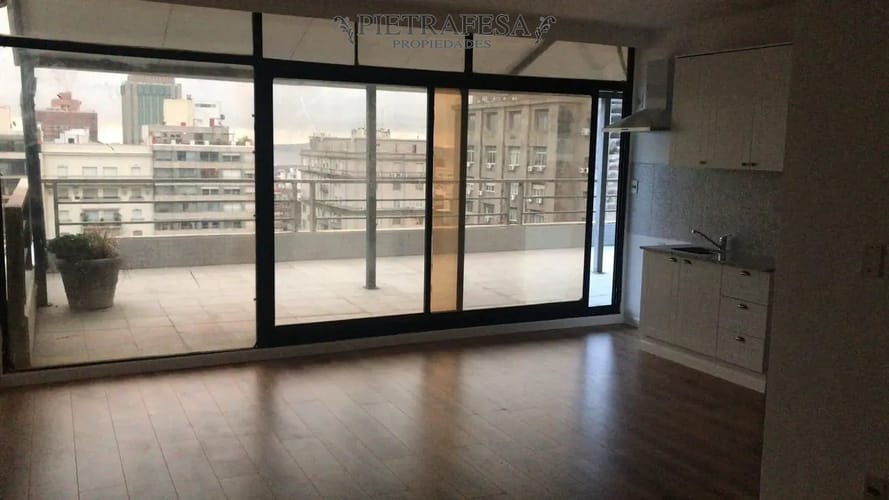 Apartamento en alquiler, monoambiente, 1 baño, amplia terraza. Centro. · Foto 1