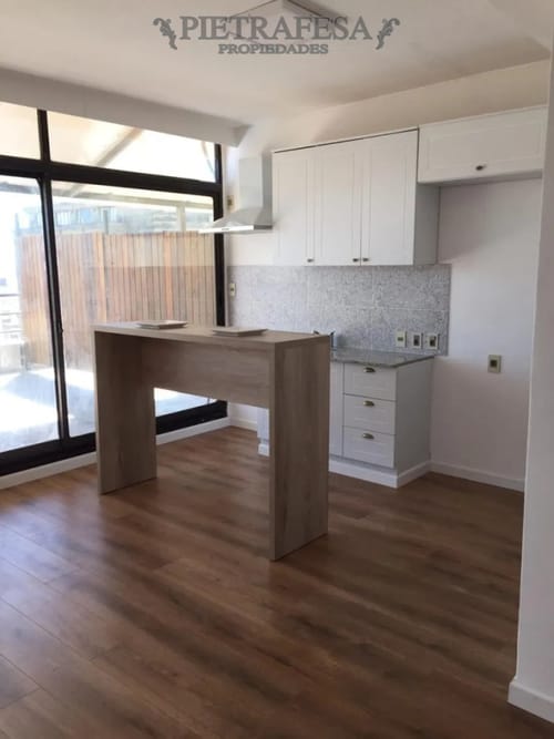 Apartamento en alquiler, monoambiente, 1 baño, amplia terraza. Centro. · Foto 5