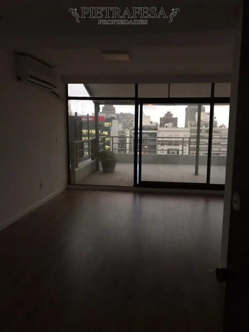 Apartamento en alquiler, monoambiente, 1 baño, amplia terraza. Centro. · Foto 7