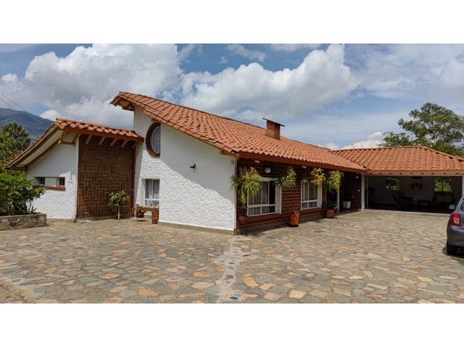 Casa de 4 alcobas en venta en Villa Nueva Alta, Copacabana, 594 m² · foto 2 de 24