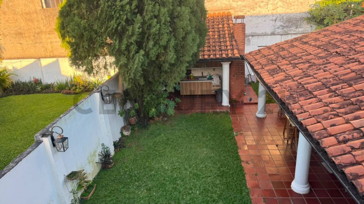 Se Alquila Casa en el Barrio Tembetary