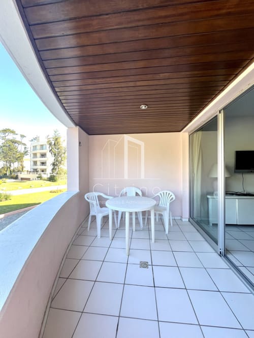 se vende Apartamento en playa Mansa - Punta del Este