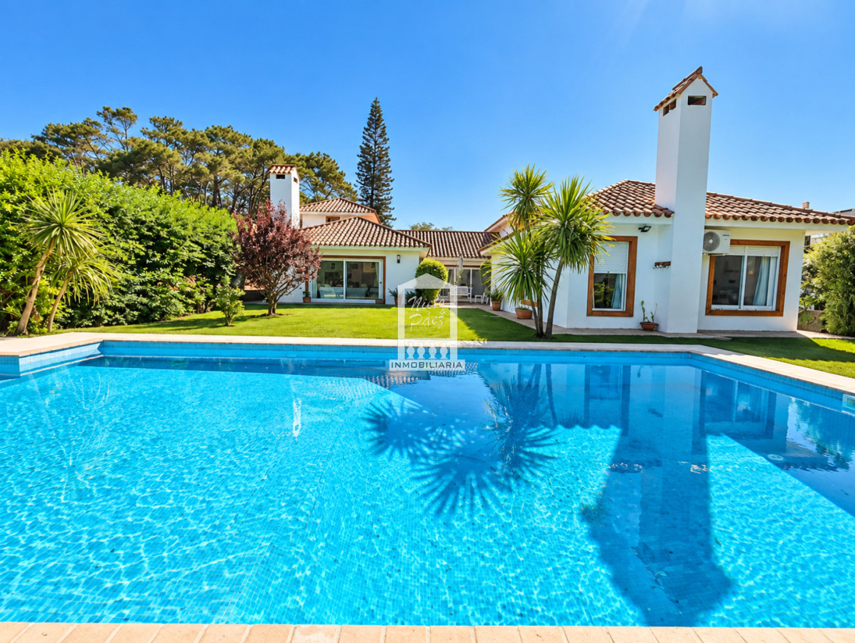 Espectacular casa, con piscina y gran jardín a 200 metros de playa brava