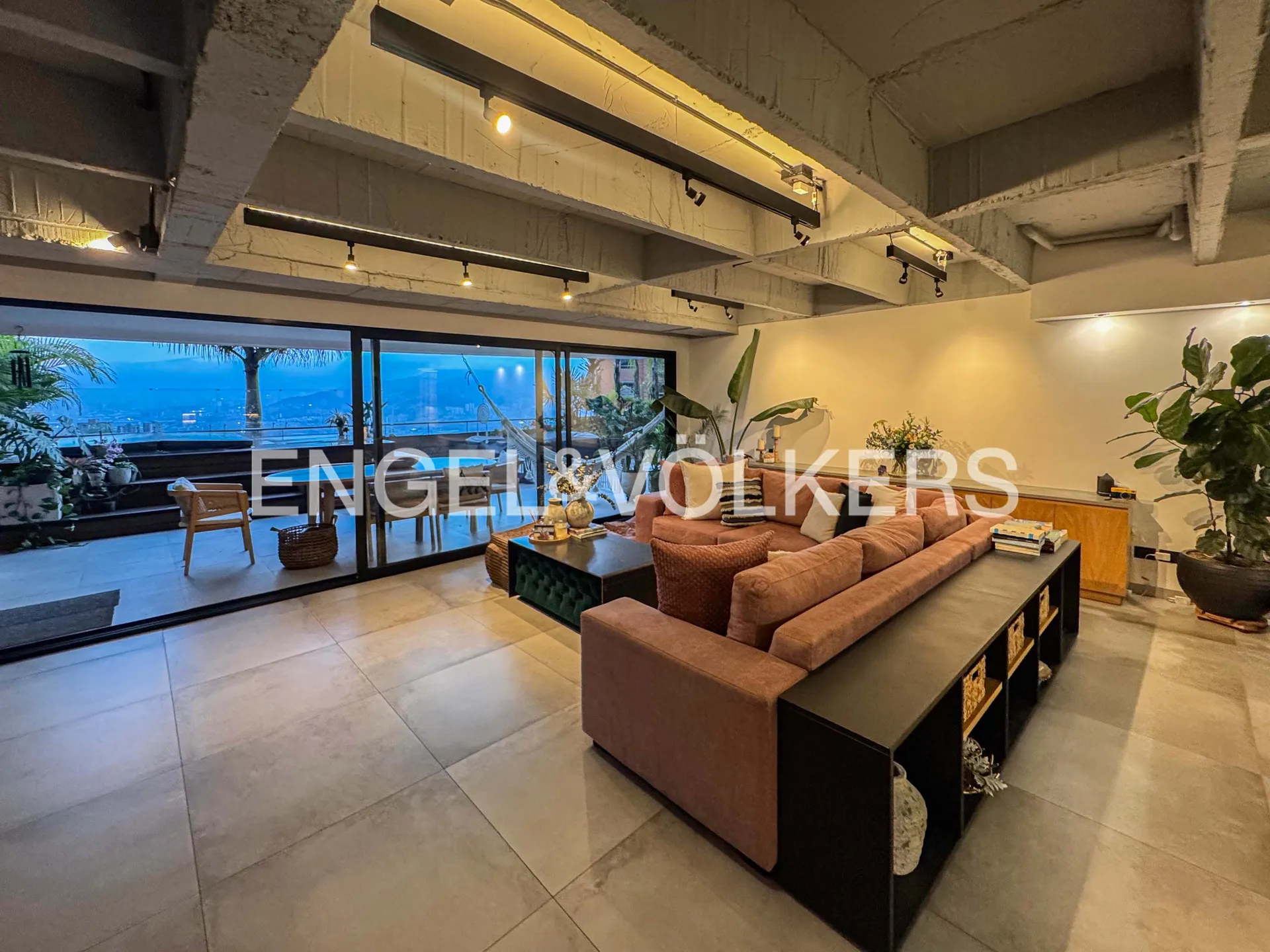 Apartamento en arriendo en Altos Del Poblado, Medellín · foto 2 de 10