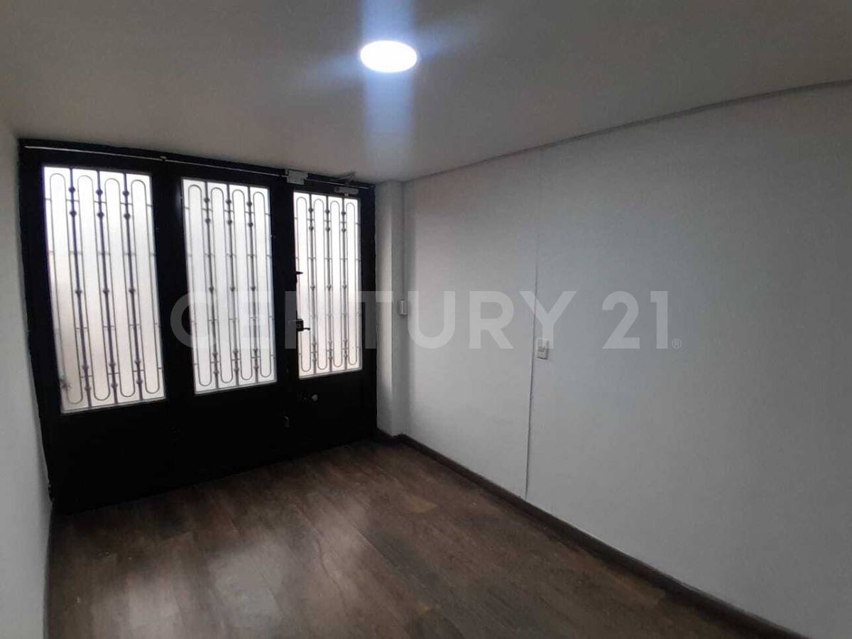 Casa en venta en Quinta Paredes, Bogotá · foto 3 de 24