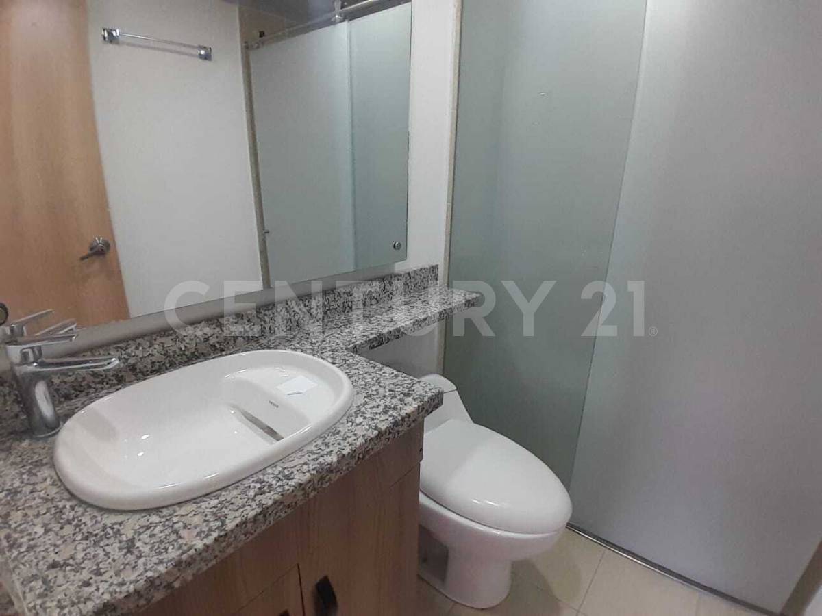Casa en venta en Quinta Paredes, Bogotá · foto 8 de 24