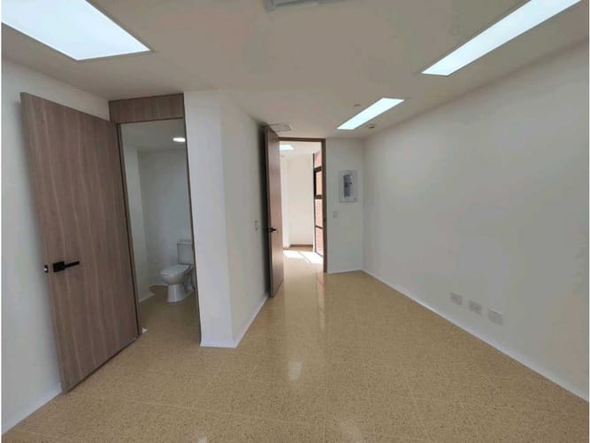 Consultorio en venta en El Poblado, Medellín, 33 m² · foto 9 de 11