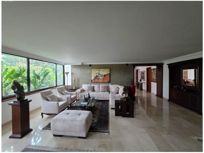 Apartamento de 2 alcobas en venta en El Poblado, Medellín, 210 m² · foto 2 de 24
