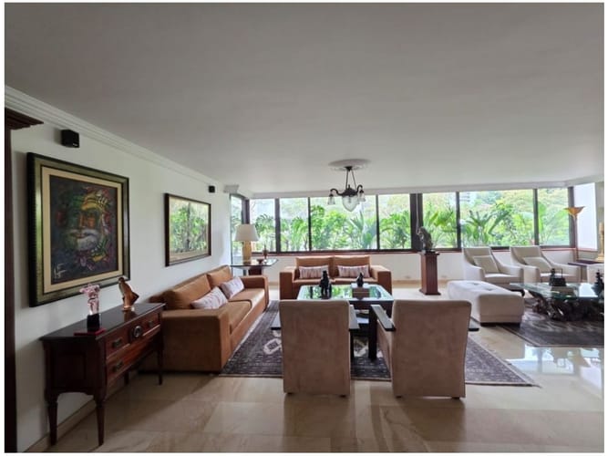 Apartamento de 2 alcobas en venta en El Poblado, Medellín, 210 m² · foto 3 de 24