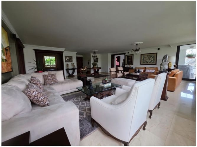 Apartamento de 2 alcobas en venta en El Poblado, Medellín, 210 m² · foto 4 de 24
