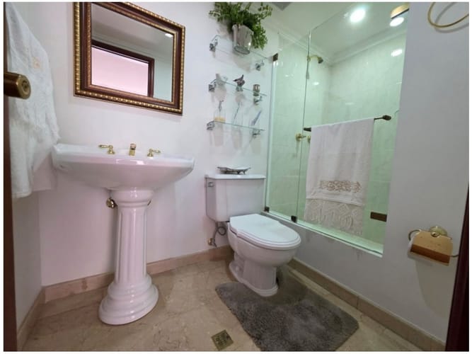 Apartamento de 2 alcobas en venta en El Poblado, Medellín, 210 m² · foto 22 de 24