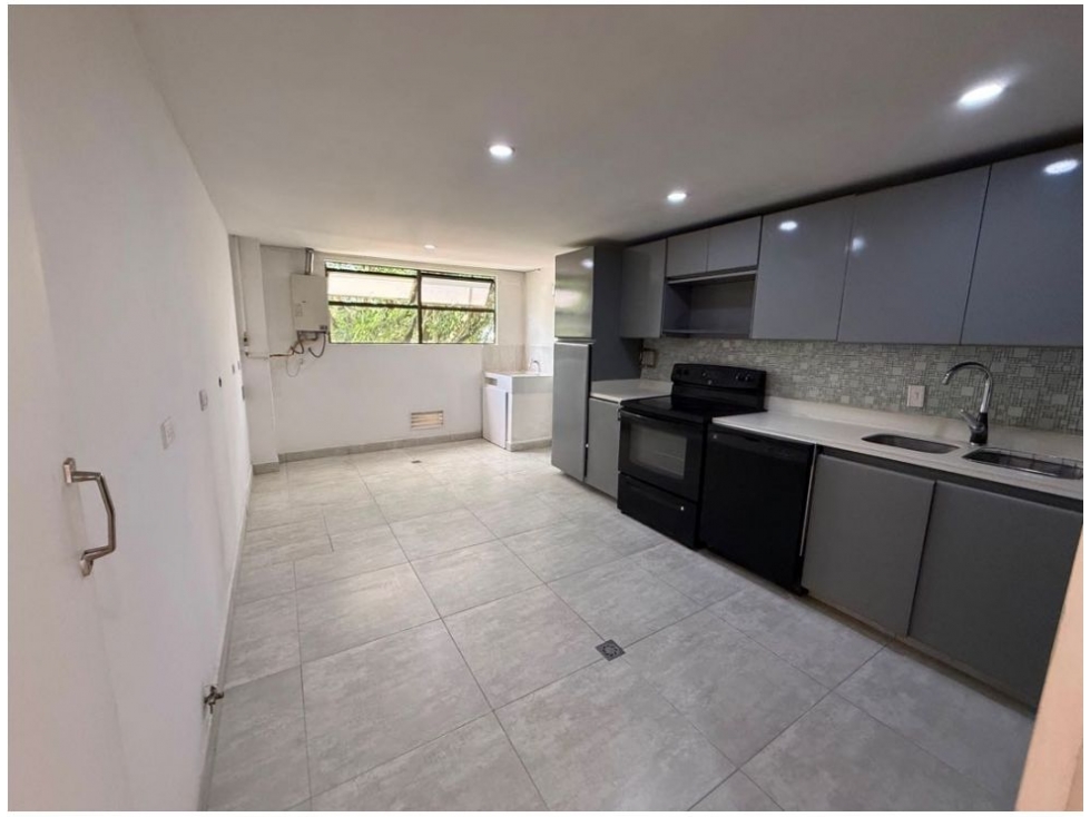 Apartamento en venta en El Poblado, Medellín · foto 2 de 24