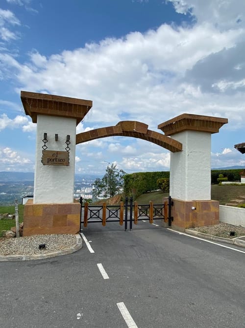 Lote en venta en Ruitoque, Floridablanca, 2417 m² · foto 2 de 18