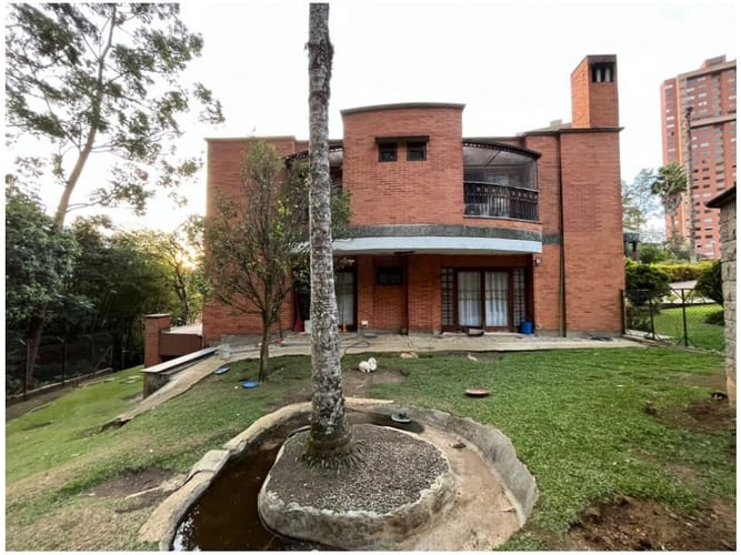 Casa de 7 alcobas en venta en El Tesoro, Medellín, 547 m² · foto 2 de 24