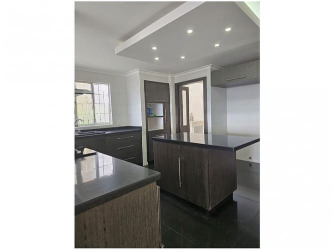 Casa de 5 alcobas en venta en Altos Del Poblado, Medellín, 420 m² · foto 3 de 24