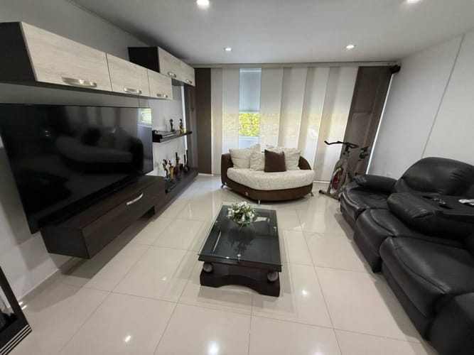 Casa de 5 alcobas en venta en Cabecera Del Llano, Bucaramanga, 470 m² · foto 2 de 21
