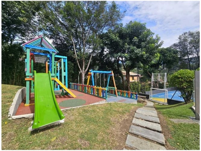 Casa de 3 alcobas en venta en Loma Del Chocho, Medellín, 240 m² · foto 15 de 17