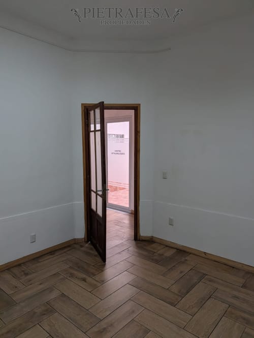 Gran casa en alquiler, 4 dormitorios, 2 baños, patio con parrillero, cochera. La Blanqueada. · Foto 5