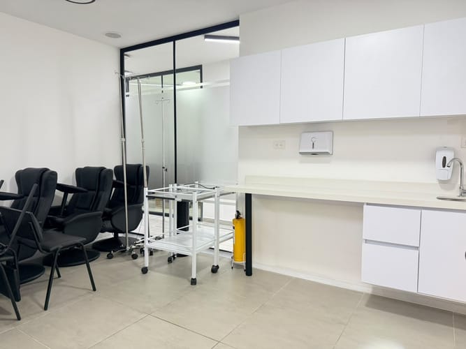 Consultorio en venta en El Poblado, Medellín, 205 m² · foto 5 de 20