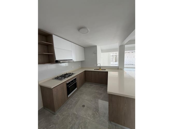 Casa de 6 alcobas en venta en Evaristo Garcia, Cali, 305 m² · foto 2 de 24
